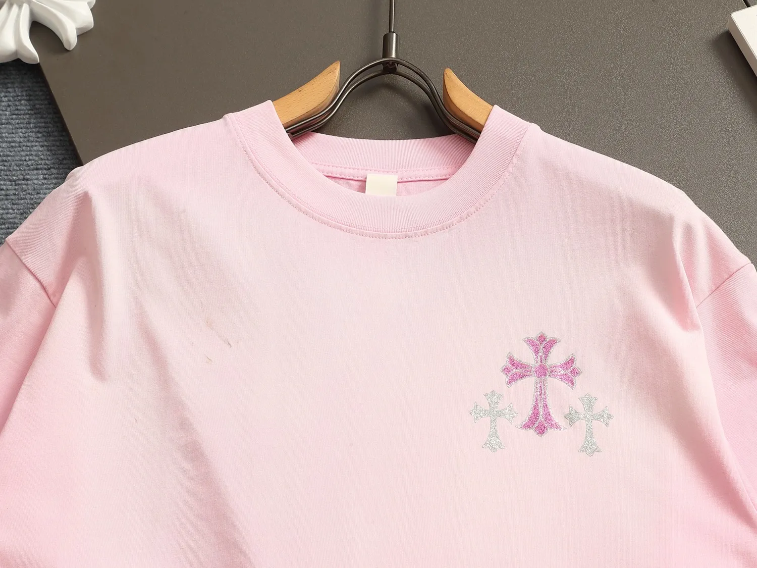 🅿️220 Chrome hearts ch Chrome hearts cross pink hot diamond short-sleeved t-shirt. Advanced tie-dye technology. Large version. Loose and stylish. Low version, slim and long version with upper body and raised hips. 100% commitment: top quality, not fast food. The highest version on the market. Top quality, 320 grams. 26 custom-dyed double yarn cotton, same style for men and women, complete with three standards. Color: Six colors available, available to the public. Size: XS-L. Size chart: